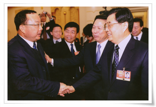 在十一屆全國(guó)人大會(huì)議上，時(shí)任中共中央總書記胡錦濤親切接見集團(tuán)創(chuàng)始人劉慶年
