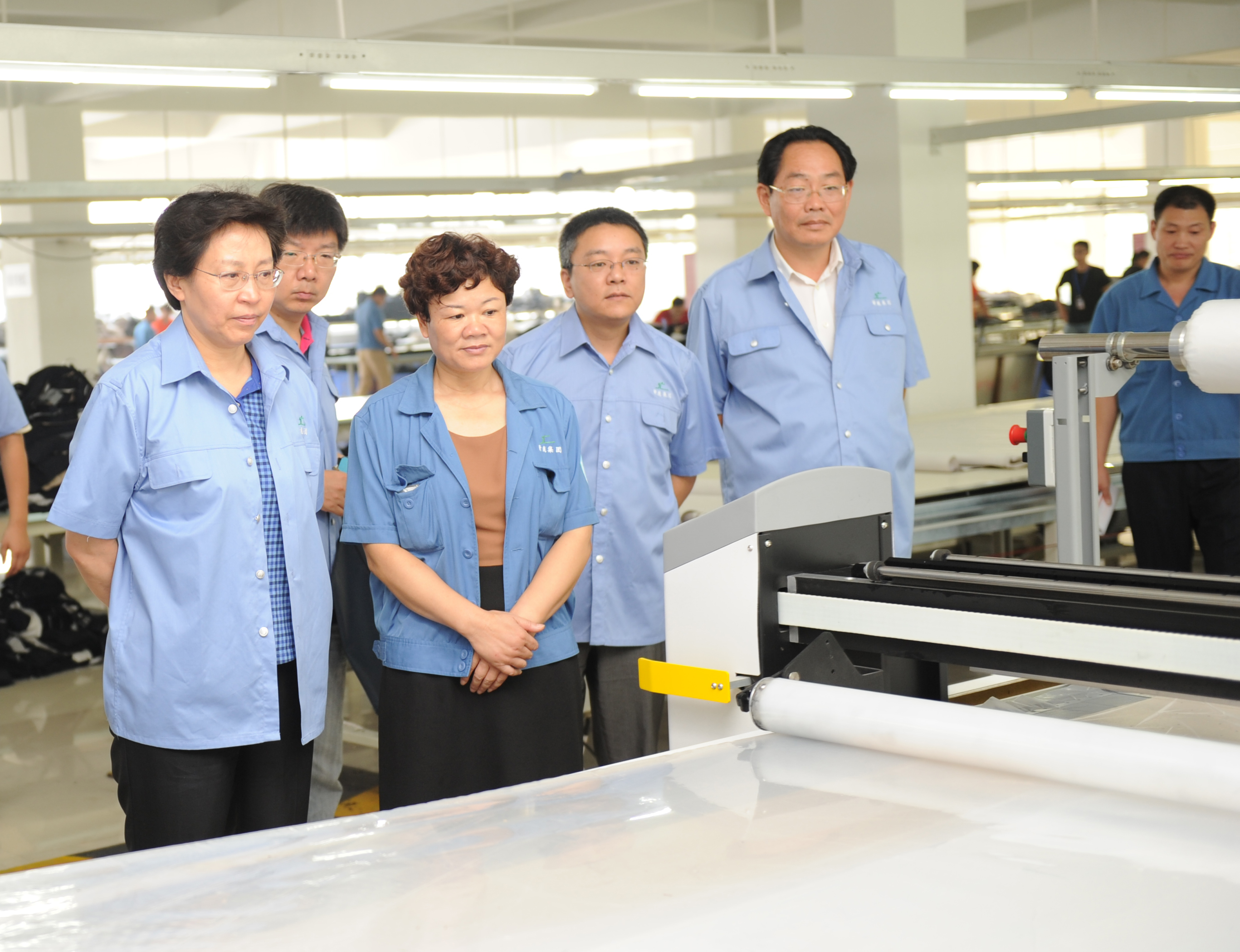 原江蘇省總工會(huì)主席，現(xiàn)江蘇省人大常委會(huì)副主任邢春寧在市人大常委會(huì)副主任楊明強(qiáng)陪同下與職工同勞動(dòng)