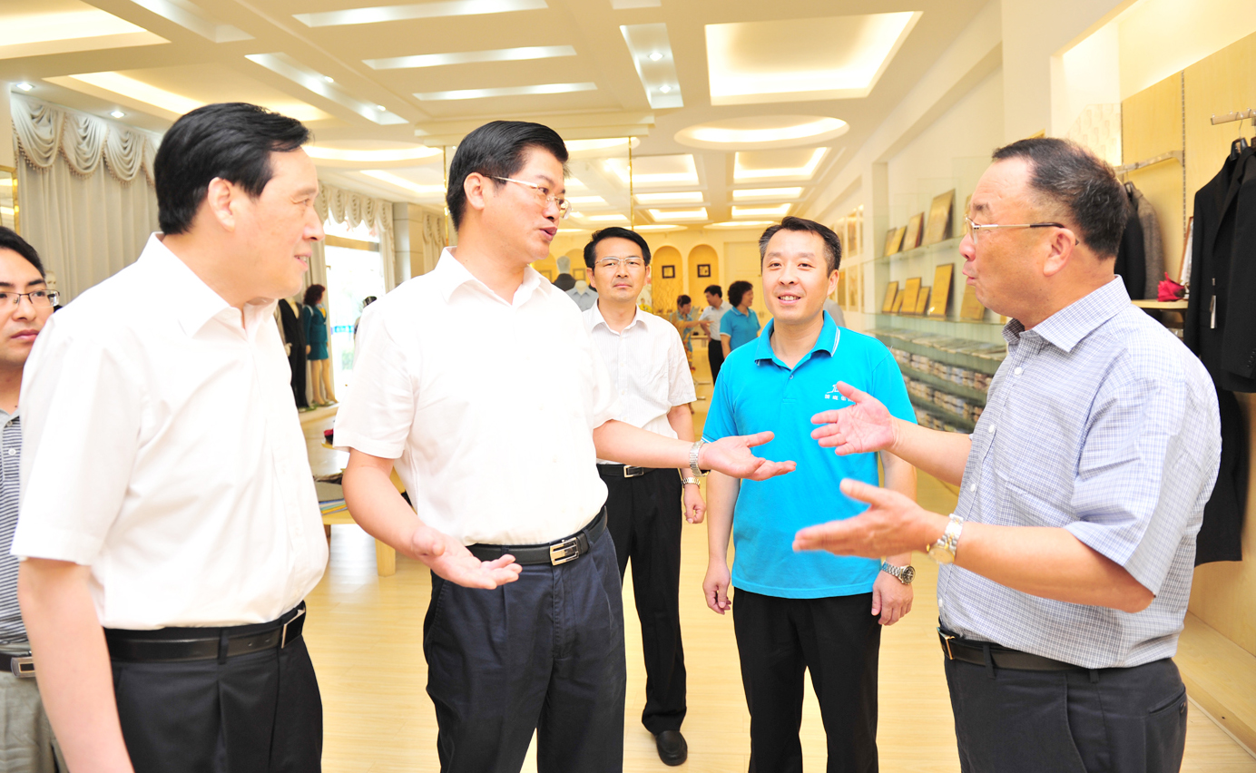 市原宿遷市委書記，現(xiàn)江蘇省人大常委會(huì)副主任、省總工會(huì)主席魏國(guó)強(qiáng)在箭鹿調(diào)研
